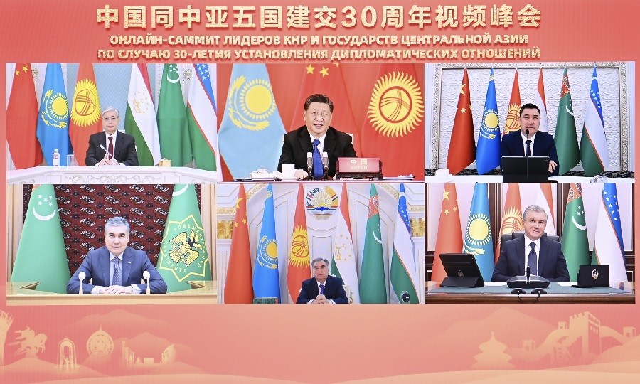 hủ tịch Trung Quốc Tập Cận Bình (ở giữa, trên cùng) phát biểu từ Bắc Kinh tại hội nghị thượng đỉnh trực tuyến kỷ niệm 30 năm thiết lập quan hệ ngoại giao giữa Trung Quốc và năm quốc gia Trung Á. Ảnh: Tân Hoa xã