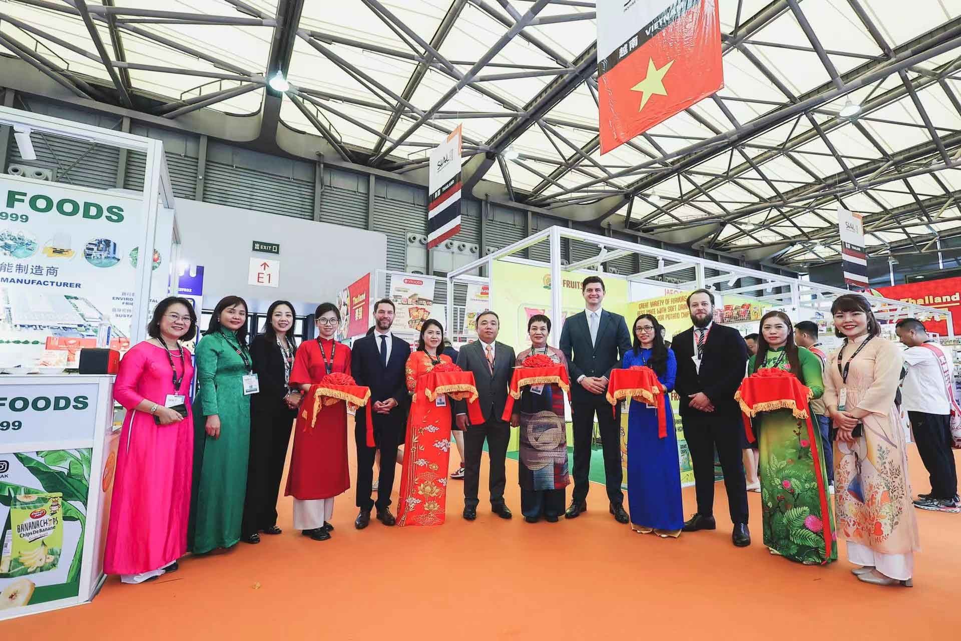 Lễ khai trương gian hàng Việt Nam tại Hội chợ công nghiệp thực phẩm quốc tế SIAL Shanghai 2023.