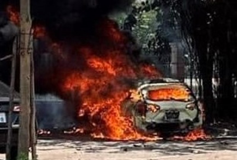 Chiếc ô tô đỗ ở Trung tâm thể dục thể thao quận Ba Đình bốc cháy ngùn ngụt vào trưa 17/5