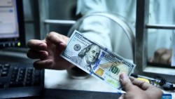 Lệnh trừng phạt Nga của phương Tây khiến USD 'sứt mẻ'?
