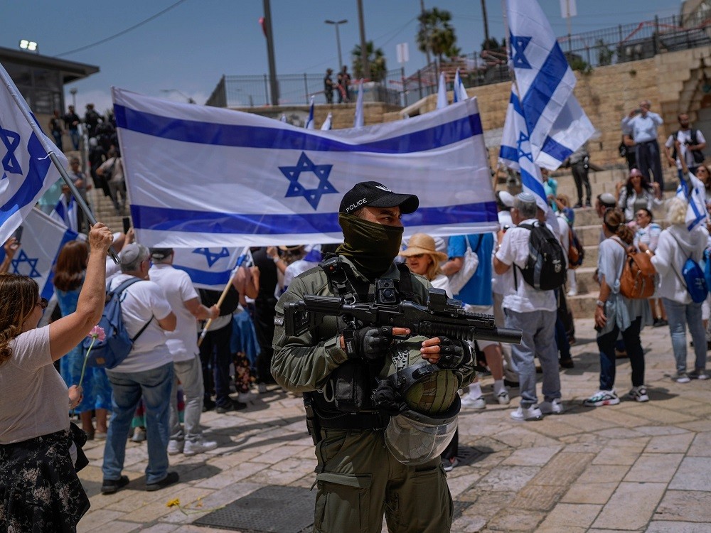 (05.19) Cảnh sát Israel nỗ lực bảo đảm an ninh, ngăn chặn các hành vi bạo động tại khu vực Jerusalem tổ chức Lễ diễu hành quốc kỳ của nước này. (Nguồn: AP)