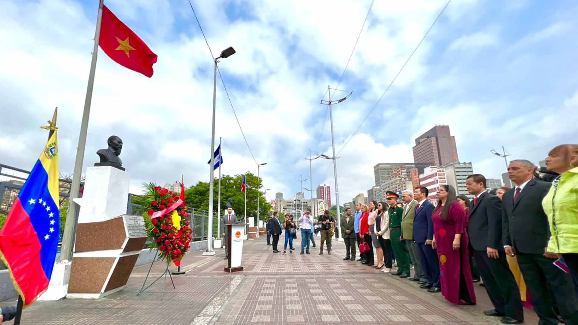 Dâng hoa kỷ niệm 133 năm Ngày sinh Chủ tịch Hồ Chí Minh tại Venezuela