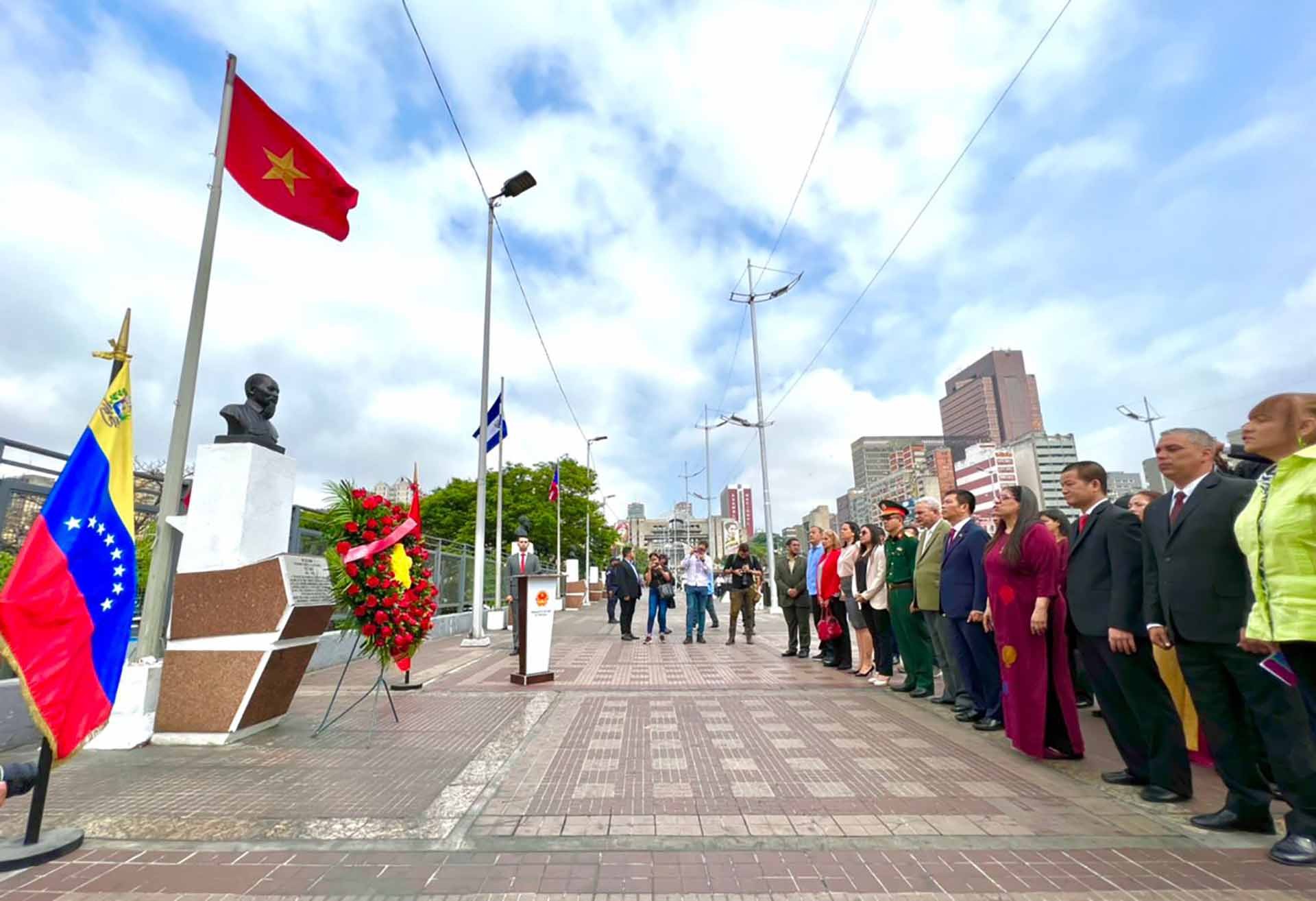 Các đại biểu dâng hoa tưởng niệm Chủ tịch Hồ Chí Minh nhân kỷ niệm 133 năm ngày sinh của Người.