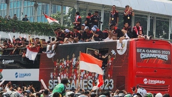 U22 Indonesia diễu hành trên đường phố mừng HCV bóng đá nam SEA Games 32