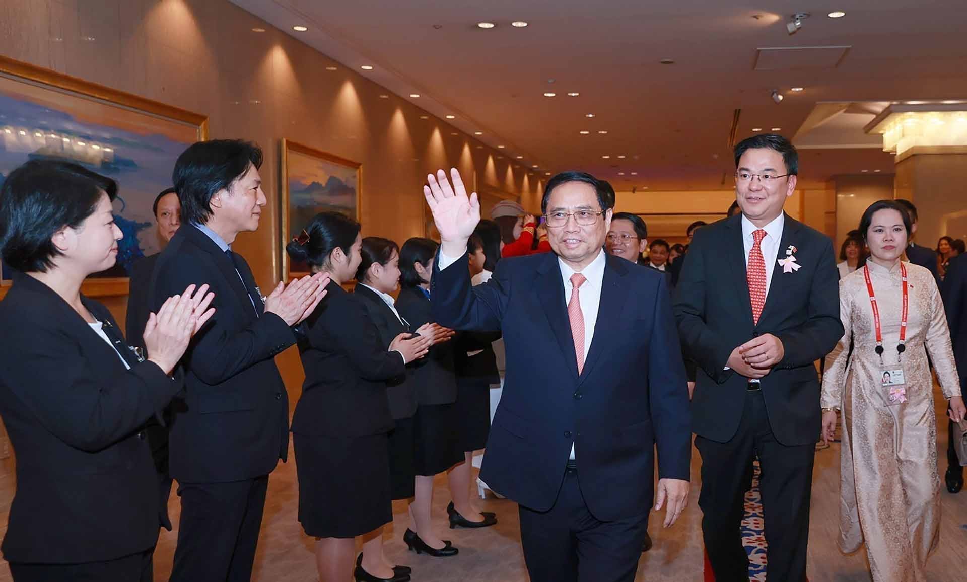 Cán bộ, nhân viên Đại sứ quán và cộng đồng người Việt Nam tại Nhật Bản đón Thủ tướng Phạm Minh Chính. (Nguồn: TTXVN)