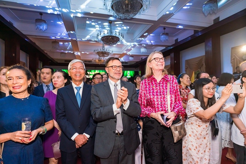 Ông Võ Văn Hoan, Phó Chủ tịch UBND TP.HCM, Đại sứ Australia tại Việt Nam Andrew Goledzinowski và bà Sarah Hooper, Tổng lãnh sự Australia. (Nguồn: ĐSQ Australia tại VN)