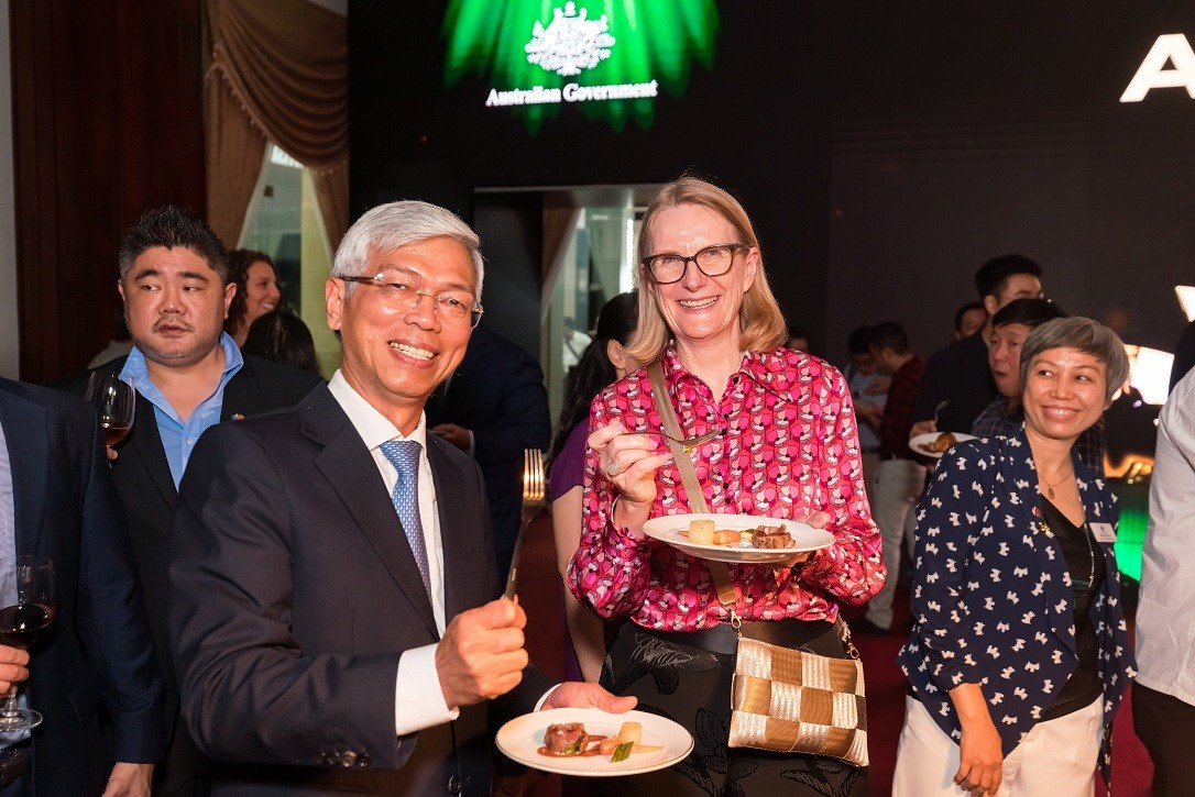 Ông Võ Văn Hoan, Phó Chủ tịch UBND TP.HCM và bà Sarah Hooper, Tổng lãnh sự Australia.