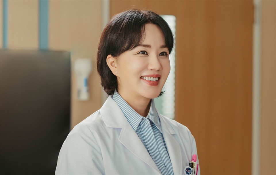 Uhm Jung Hwa làm tốt vai diễn Cha Jung Sook - bà nội trợ viết tiếp giấc mơ y khoa. Ảnh: Nhà sản xuất JTBC