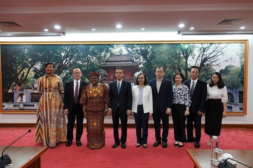 Thứ trưởng Bộ Tài chính Võ Thành Hưng (thứ tư từ trái sang) và Tổng Giám đốc WTO và các đại biểu Việt Nam sau cuộc gặp làm việc tại Bộ Tài chính, ngày 18/5 - Ảnh: Tuệ Anh