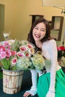 Sao Việt: Ninh Dương Lan Ngọc diện áo cưới, Hiền Thục 'hack tuổi' cực đỉnh, Khả Ngân đọ sắc bên hoa