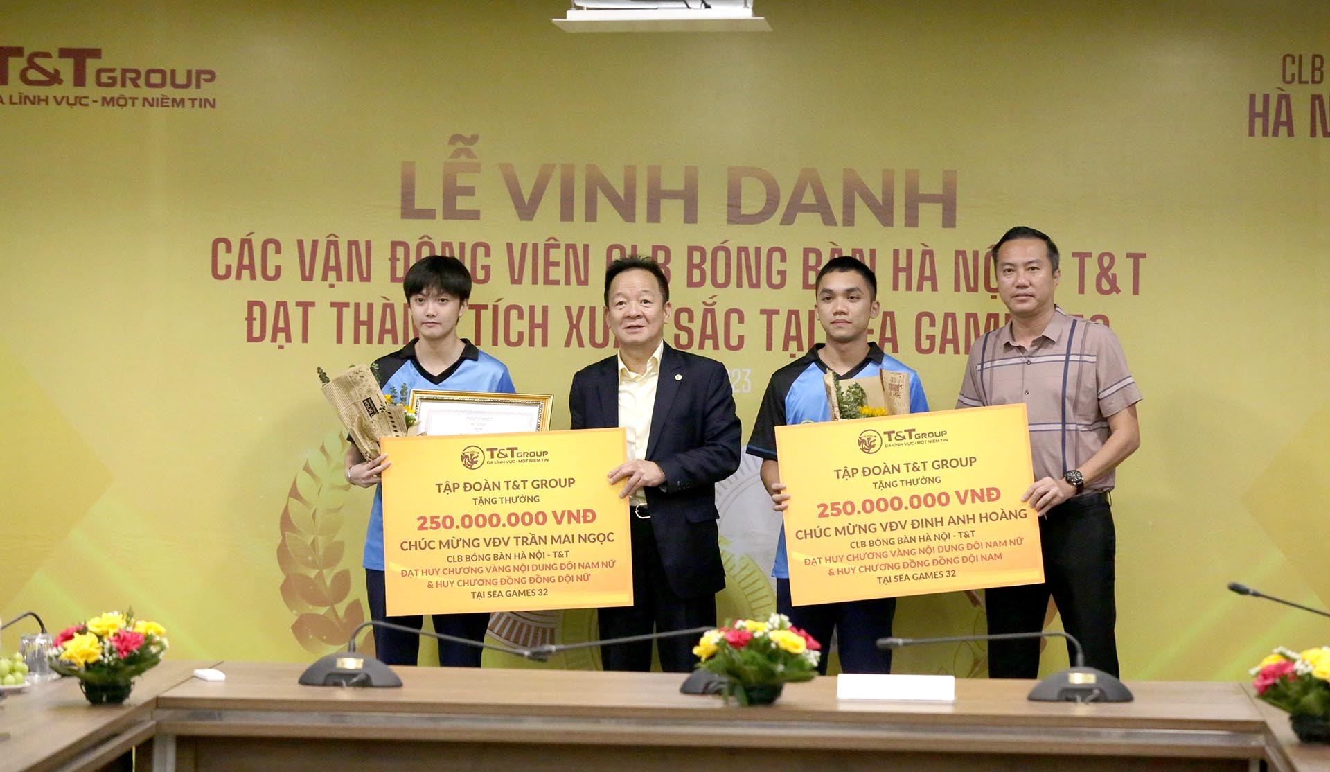 Doanh nhân Đỗ Quang Hiển trao phần thưởng cho Mai Ngọc và Anh Hoàng, 2 vận động viên giành Huy chương Vàng bóng bàn đôi nam nữ SEA Games 32.