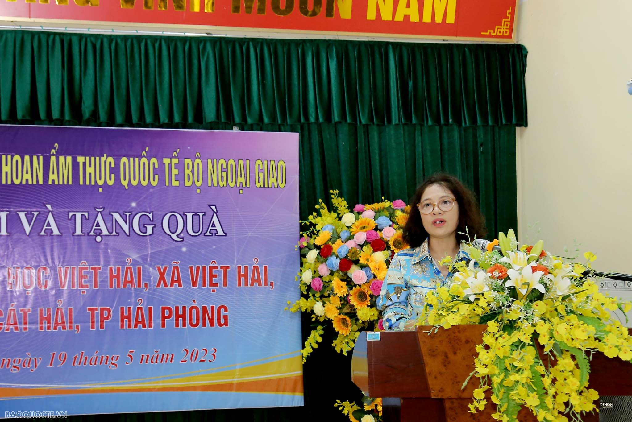 Đoàn Ban Nữ công hai Bộ Ngoại giao Việt Nam - Lào trao quà cho trường tiểu học Việt Hải và gặp gỡ Lãnh đạo UBND thành phố Hải Phòng