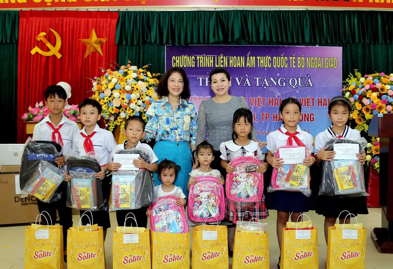 Đoàn Ban Nữ công hai Bộ Ngoại giao Việt Nam - Lào trao quà cho trường tiểu học Việt Hải và gặp gỡ Lãnh đạo UBND thành phố Hải Phòng