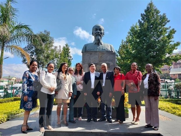 Ambassador Phan Hoang Kim and representatives of the Vietnamese community offer incense in tribute to President Ho Chi Minh at Ho Chi Minh Square in the capital Antananarivo. (Photo: VNA)