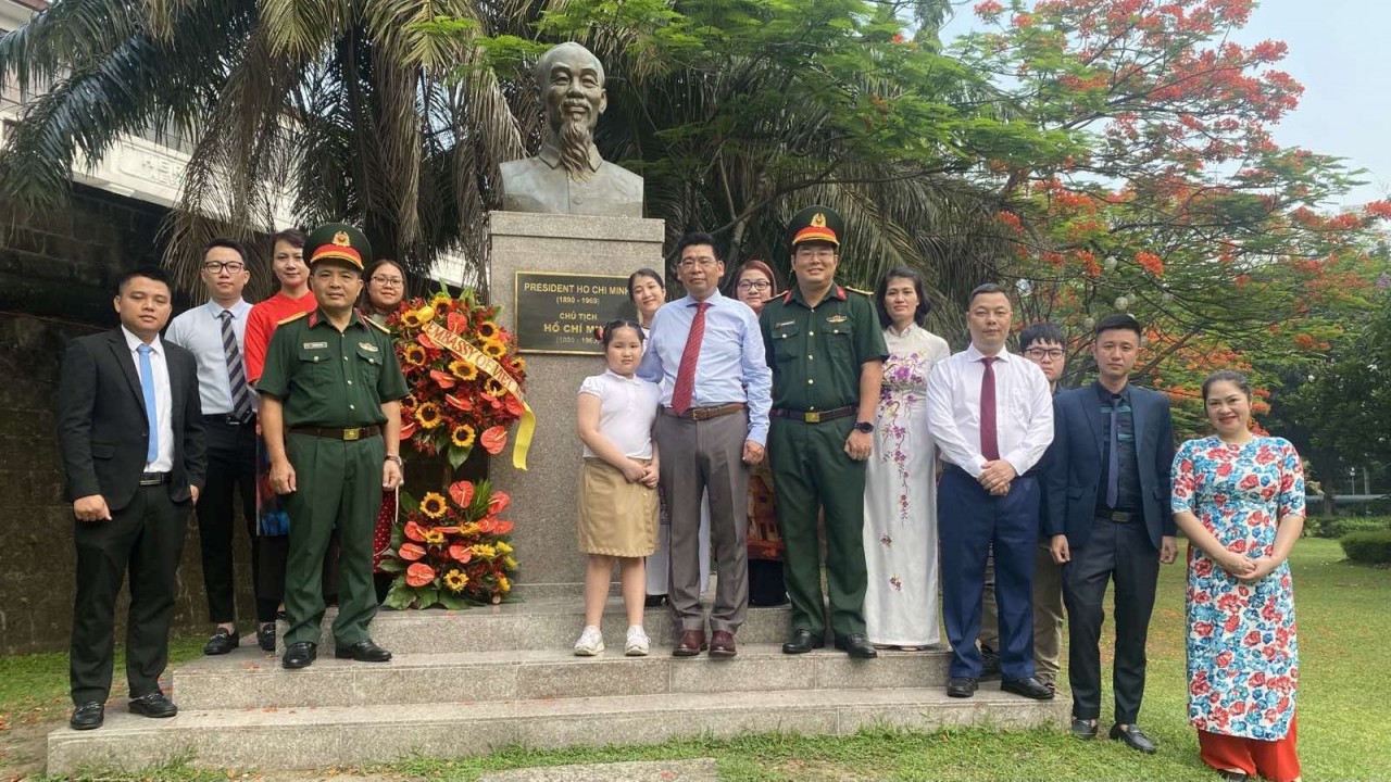 Trang trọng lễ dâng hoa kỷ niệm ngày sinh Chủ tịch Hồ Chí Minh tại Philippines