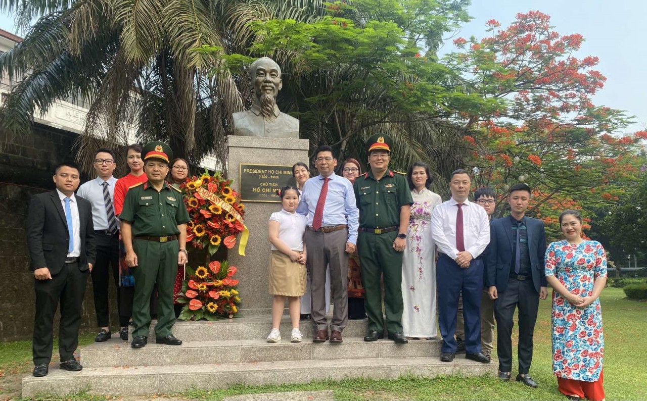 Đại sứ quán Việt Nam tại Philippines tổ chức lễ dâng hoa kỷ niệm ngày sinh Chủ tịch Hồ Chí Minh tại Philippines