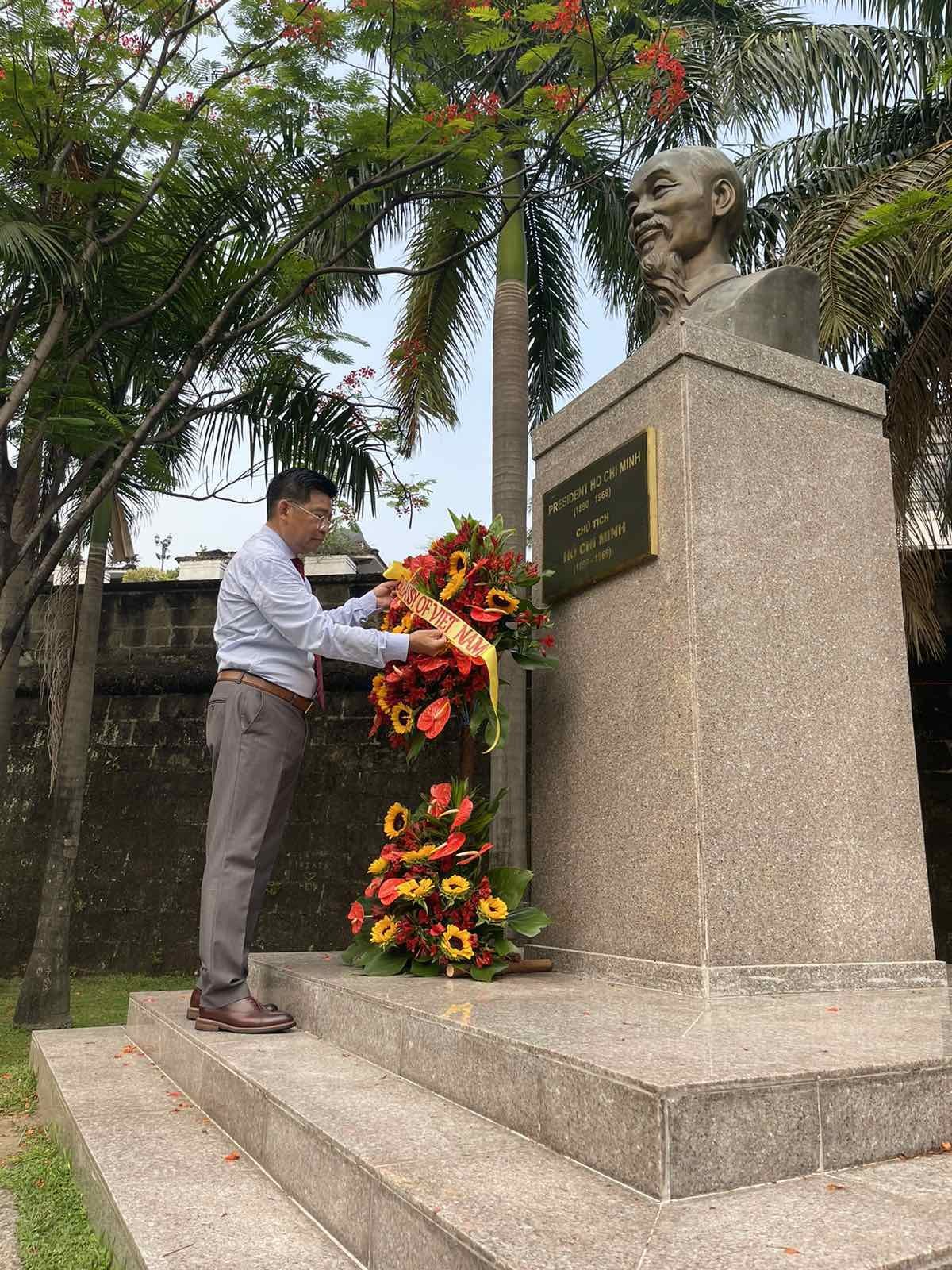 Đại sứ quán Việt Nam tại Philippines tổ chức trang trọng lễ dâng hoa kỷ niệm ngày sinh Chủ tịch Hồ Chí Minh tại Philippines