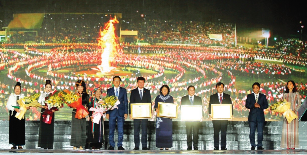 Lễ đón nhận Bằng của UNESCO ghi danh “Nghệ thuật Xòe Thái” vào danh sách Di sản văn hóa phi vật thể đại diện của nhân loại.