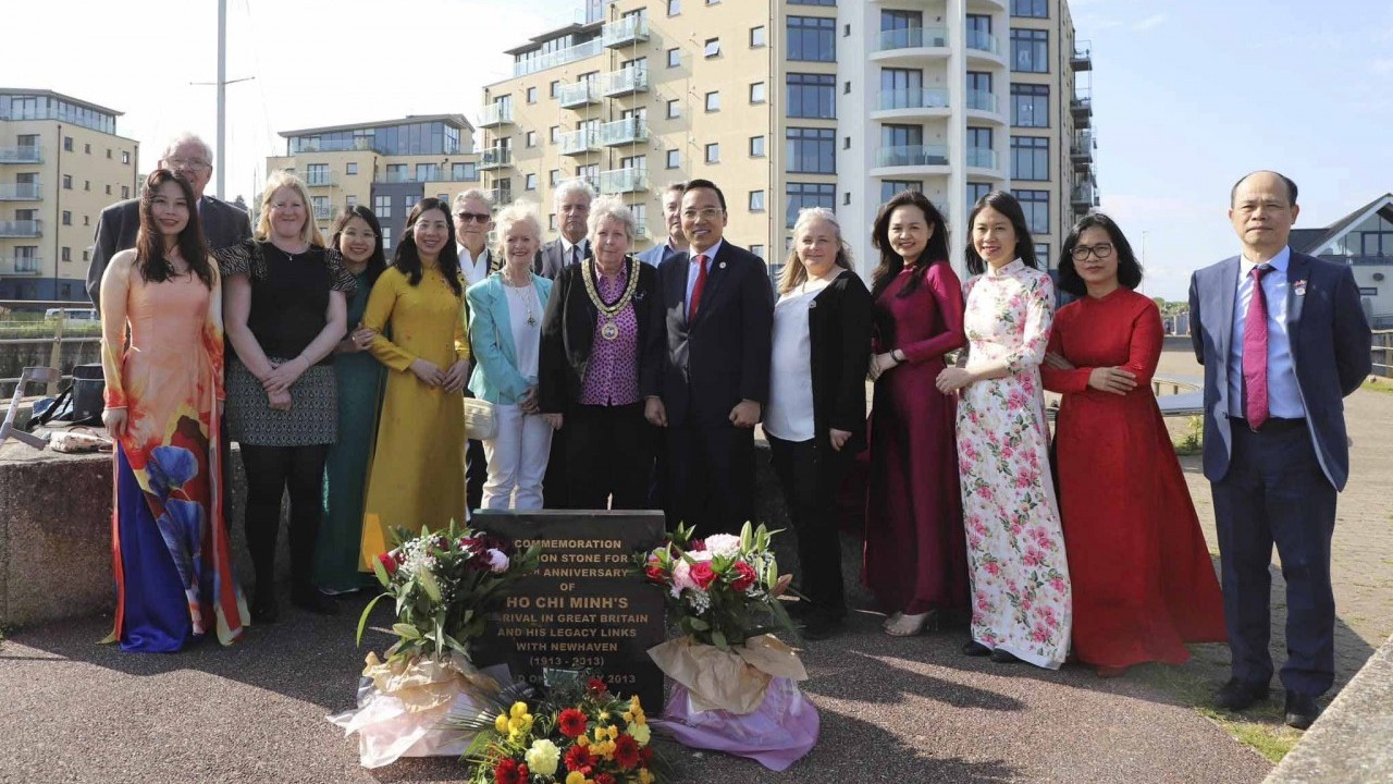 Kỷ niệm 133 năm ngày sinh Chủ tịch Hồ Chí Minh: Đại sứ quán Việt Nam tại Anh thăm địa danh lịch sử Newhaven