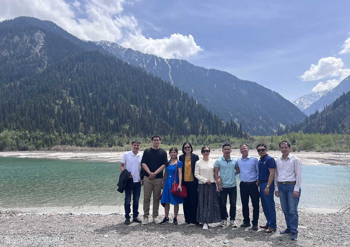 Hành trình 'Theo dấu chân Bác Hồ' tại Almaty, Kazakhstan