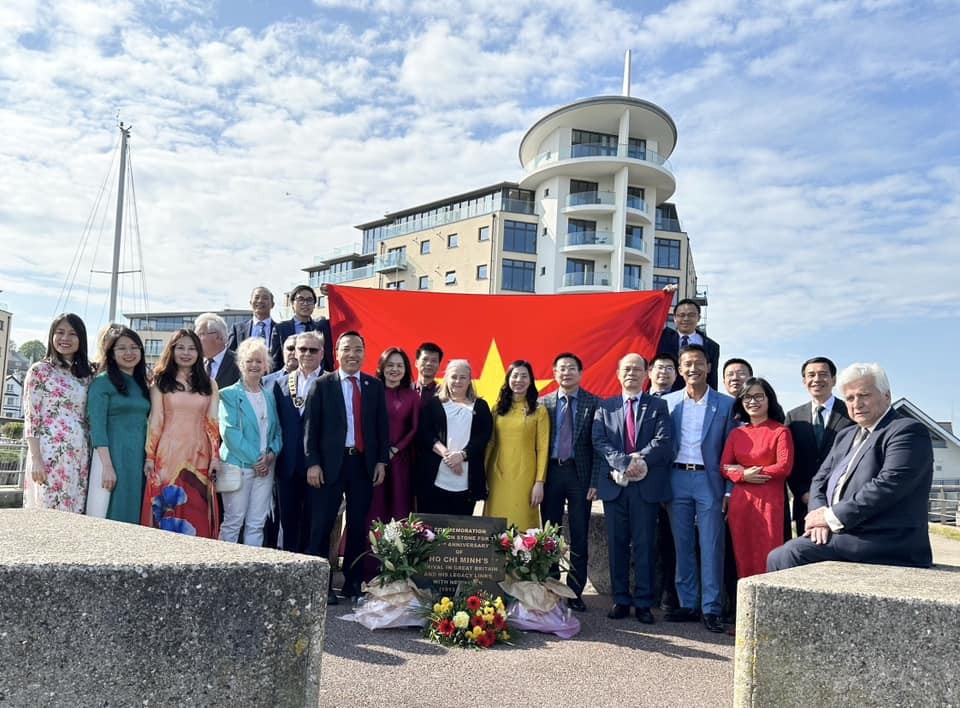 Kỷ niệm 133 năm ngày sinh Chủ tịch Hồ Chí Minh: Đại sứ quán Việt Nam tại Anh thăm địa danh lịch sử Newhaven