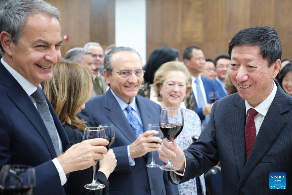 Cựu Thủ tướng Tây Ban Nha Jose Luis Rodriguez Zapatero (ngoài cùng bên trái) và Đại sứ Trung Quốc tại Tây Ban Nha Wu Haitao tại lễ kỷ niệm 50 năm quan hệ ngoai giao Trung Quốc-Tây Ban Nha ngày 18/5. (Nguồn: Tân Hoa xã)