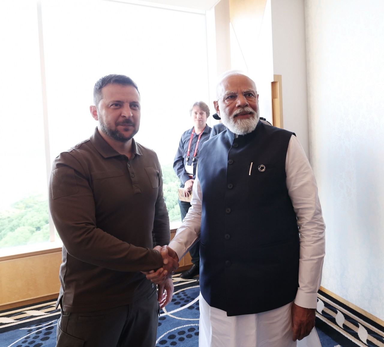 Thủ tướng Ấn Độ Narendra Modi và Tổng thống Ukraine Volodymyr Zelensky gặp nhau bên lề hội nghị thượng đỉnh G7 tại thành phố Hiroshima, Nhật Bản, ngày 20/5. (Nguồn: Twitter)