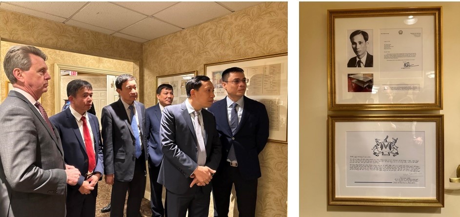 Tổng giám đốc khách sạn giới thiệu một số tư liệu liên quan đến Chủ tịch Hồ Chí Minh. Thông tin về Người và nội dung lưu bút của Thủ tướng Chính phủ Phạm Minh Chính khi tới thăm nhân dịp chuyến thăm làm việc Hoa Kỳ (14/5/2022) được đóng khung treo trang trọng tại hành lang khách sạn.