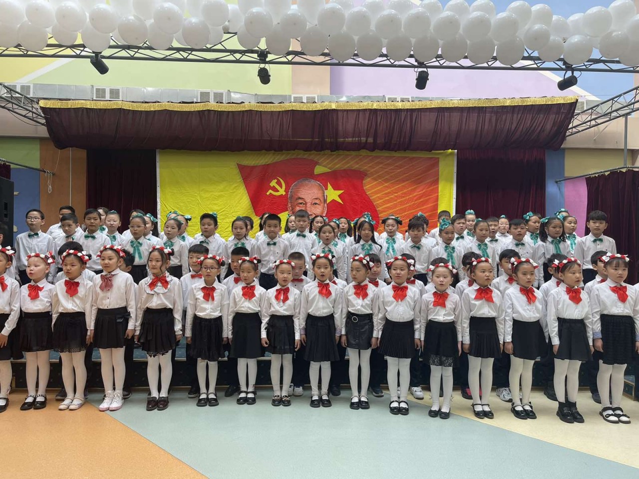 Các cháu học sinh hát bài Việt Nam Hồ Chí Minh.