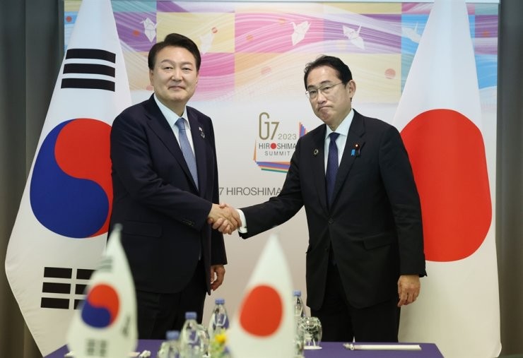 Tổng thống Hàn Quốc Yoon Suk Yeol và Thủ tướng Nhật Bản Fumio Kishida tổ chức hội nghị thượng đỉnh tại thành phố Hiroshima của Nhật Bản. (Nguồn: Yonhap)