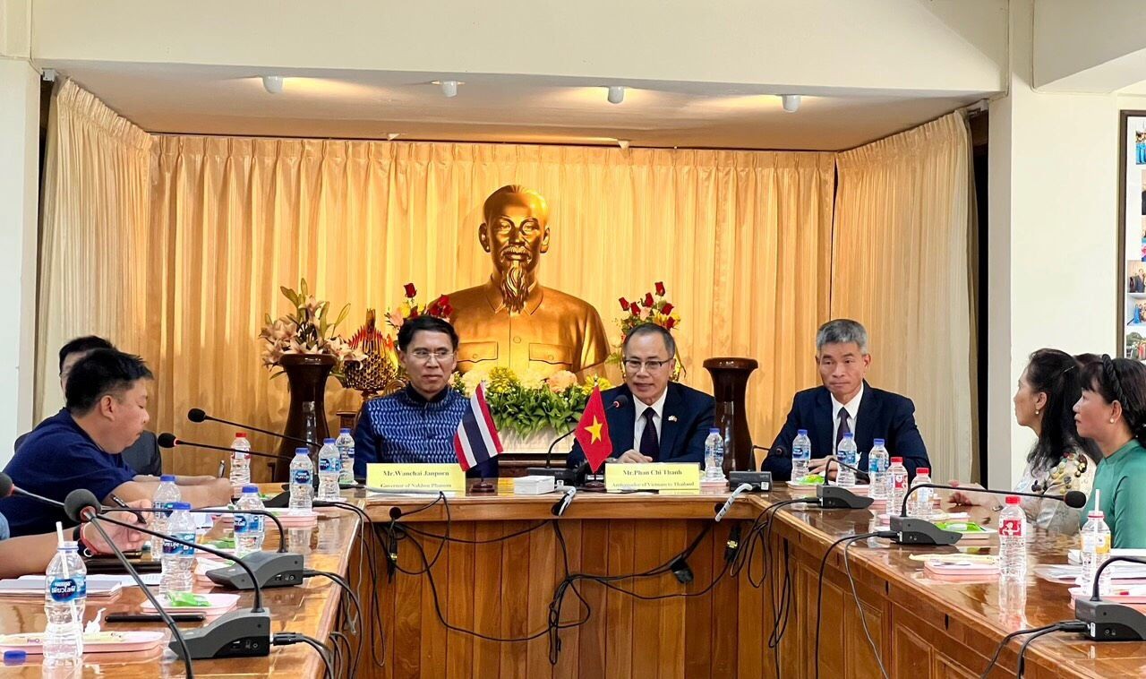 Đại sứ Phan Chí Thành trao đổi với ông Janporn Wanchai, Tỉnh trưởng tỉnh Nakhon Phanom.