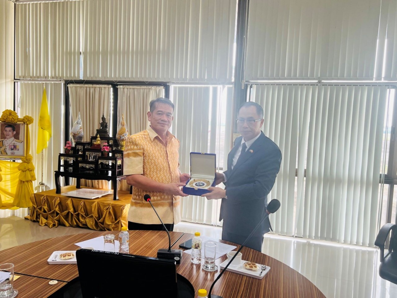 Ông Somyot Seesansui, Quyền Hiệu trưởng trường Nakhon Phanom trao quà lưu niệm Đại sứ Phan Chí Thành.
