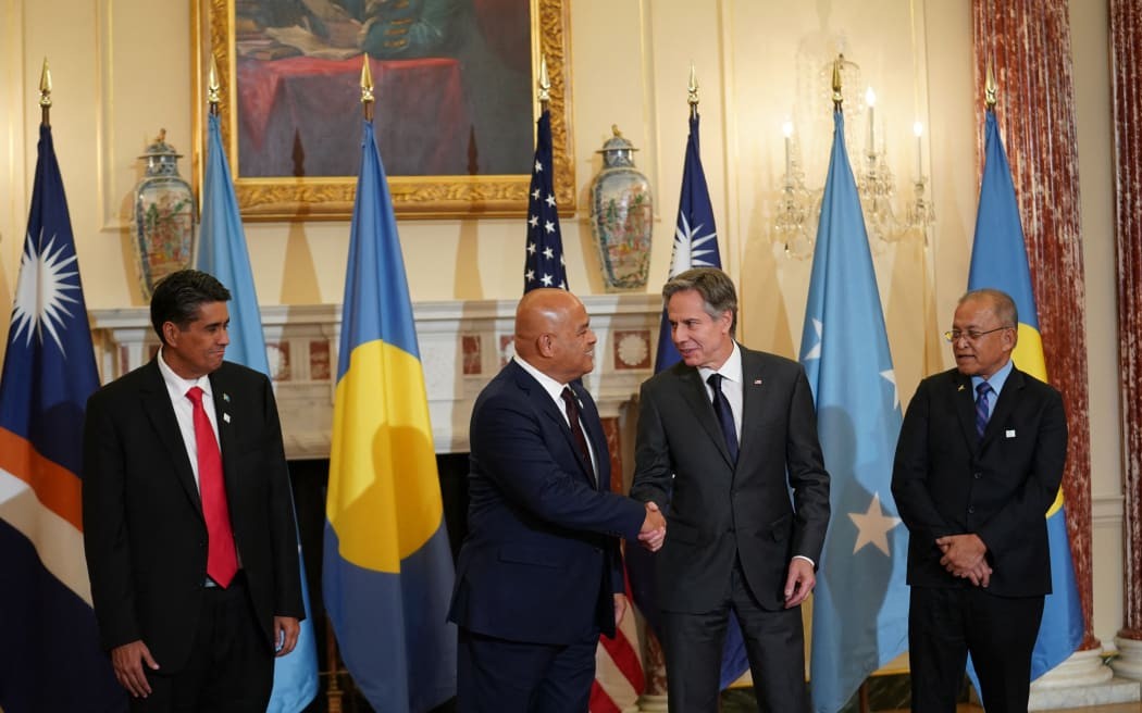 Ngoại trưởng Mỹ Antony Blinken chào đón Tổng thống Micronesia David Panuelo, Tổng thống Palau Surangel Whipps Jr và Tổng thống quần đảo Marshall David Kabua tại Bộ Ngoại giao  Mỹ ở Washington D.C ngày 29/9/2022. (Nguồn: AFP)