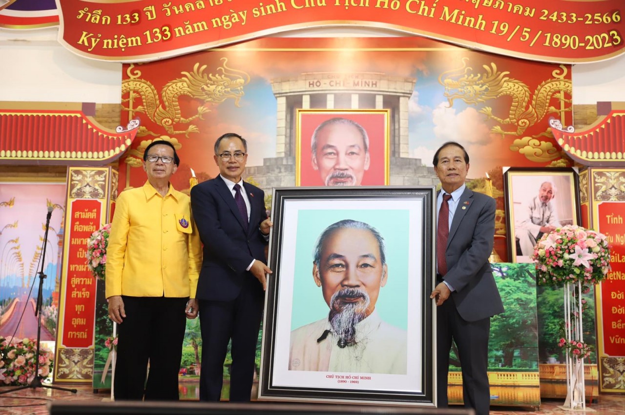 Đại sứ Phan Chí Thành và tỉnh trưởng Nakhon Phanom.