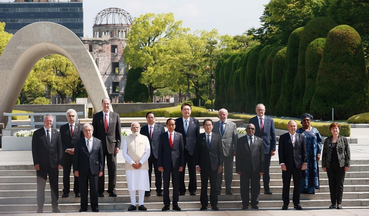 Thủ tướng Phạm Minh Chính thăm Công viên Tưởng niệm hòa bình Hiroshima và tàu vận chuyển hydro hóa lỏng đầu tiên trên thế giới
