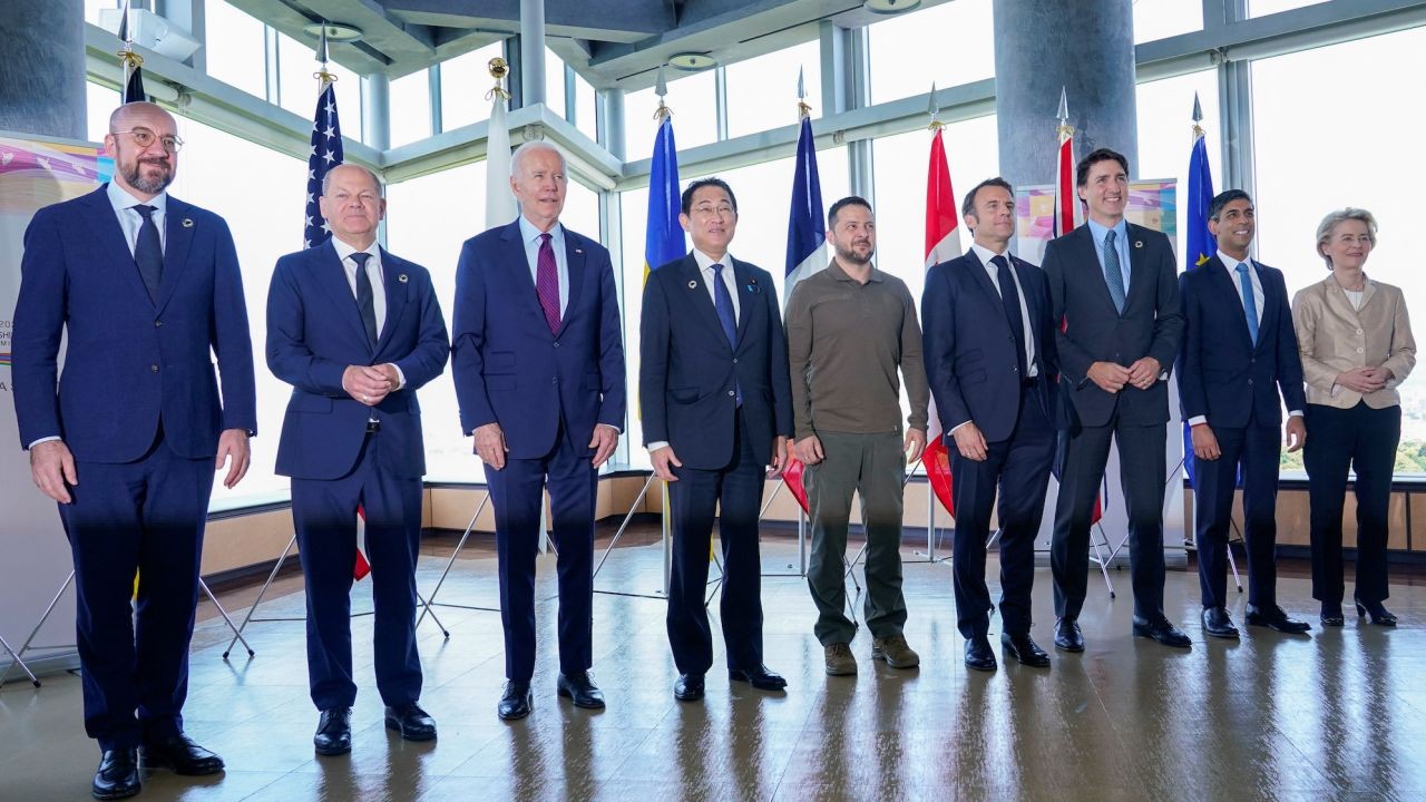 Các nhà lãnh đạo G7 và Tổng thống Ukraine Volodymyr Zelensky chụp ảnh trước phiên làm việc về Ukraine trong Hội nghị thượng đỉnh G7 ở Hiroshima, Nhật Bản, ngày 21/5. (Nguồn: Reuters)