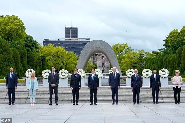 Lãnh đạo 7 nước Nhóm các nước công nghiệp hàng đầu thế giới (G7) và Liên minh châu Âu (EU) chụp ảnh kỷ niệm tại đài tưởng niệm ở Bảo tàng Hiroshima, Nhật Bản, sáng 19/5. Hội nghị thượng đỉnh G7 chính thức khai mạc với sự kiện các nhà lãnh đạo G7 đến thăm 