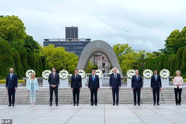 Lãnh đạo 7 nước Nhóm các nước công nghiệp hàng đầu thế giới (G7) và Liên minh châu Âu (EU) chụp ảnh kỷ niệm tại đài tưởng niệm ở Bảo tàng Hiroshima, Nhật Bản, sáng 19/5. Hội nghị thượng đỉnh G7 chính thức khai mạc với sự kiện các nhà lãnh đạo G7 đến thăm Bảo tàng. Đây là lần đầu tiên tất cả các nhà lãnh đạo G7 cùng đến thăm công trình này, nơi lưu lại những vết tích hậu quả của vụ Mỹ ném bom nguyên tử xuống Hiroshima vào ngày 6/8/1945. (Nguồn: AP) Lãnh đạo 7 nước Nhóm các nước công nghiệp hàng đầu thế giới (G7) và Liên minh châu Âu (EU) chụp ảnh kỷ niệm tại đài tưởng niệm ở Bảo tàng Hiroshima, Nhật Bản, sáng 19/5. Hội nghị thượng đỉnh G7 chính thức khai mạc với sự kiện các nhà lãnh đạo G7 đến thăm