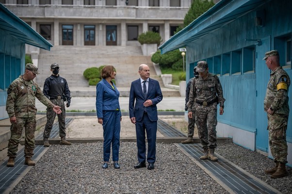Thủ tướng Đức Olaf Scholz thăm Khu phi quân sự (DMZ) ngăn cách Hàn Quốc và Triều Tiên ngày 21/5/2023. (Nguồn: DPA)