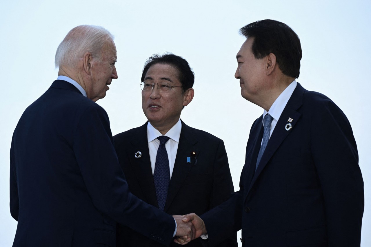 (Từ trái sang) Tổng thống Mỹ Joe Biden, Thủ tướng Nhật Bản Fumio Kishida và Tổng thống Hàn Quốc Yoon Suk-yeol tại cuộc gặp bên lề Hội nghị thượng đỉnh G7 ở Hiroshima (Nhật Bản) ngày 21/5/2023. (Nguồn: AFP)