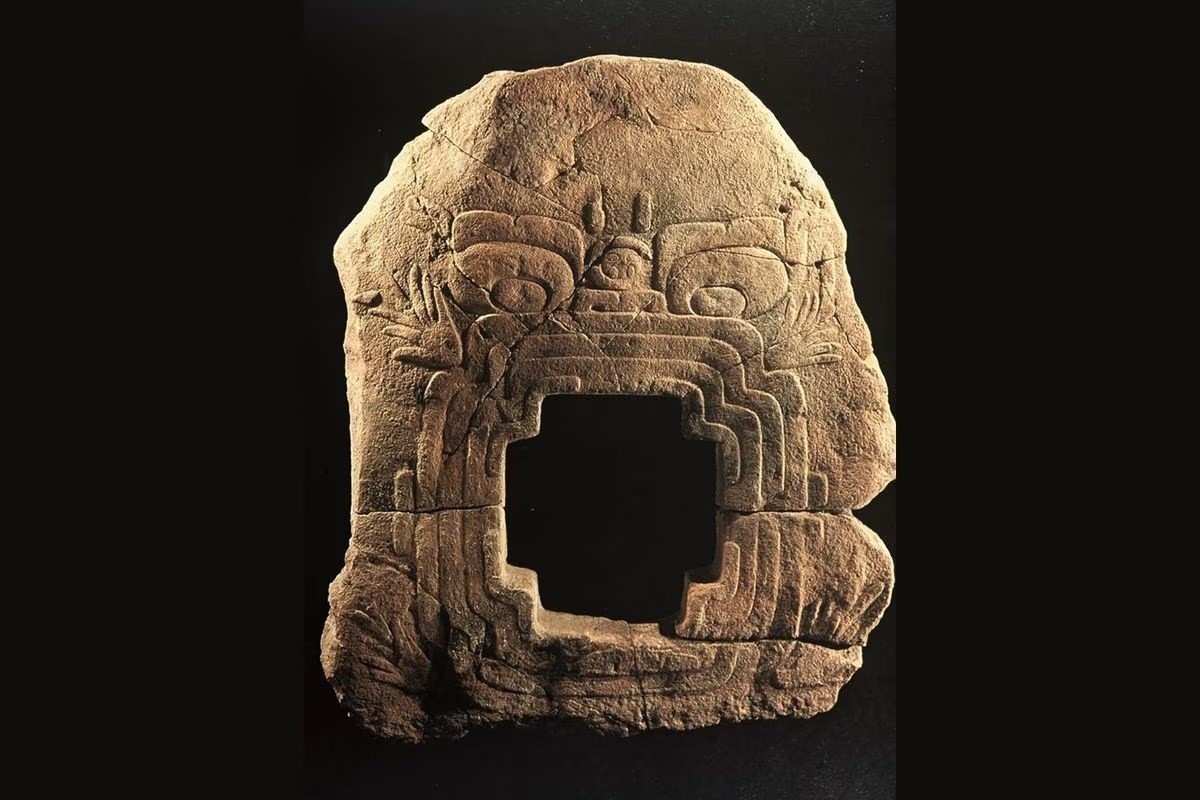 Phù điêu bằng gốm nặng 1 tấn có kích thước 1.8m x 1.5 m có niên đại gần 3.000 năm. 