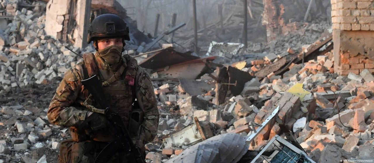 (05.22) Một binh sĩ thuộc Tập đoàn quân sự tư nhân Wagner tuần tra tại Bakhmut. (Nguồn: RIA Novosti)