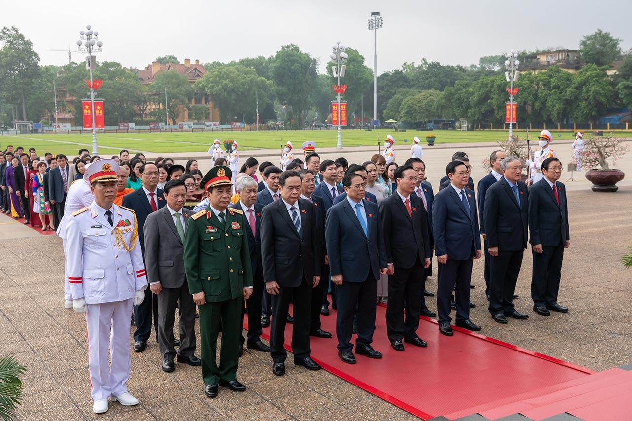 Các đại biểu Quốc hội dự Kỳ họp thứ 5, Quốc hội khóa XV vào Lăng viếng Chủ tịch Hồ Chí Minh