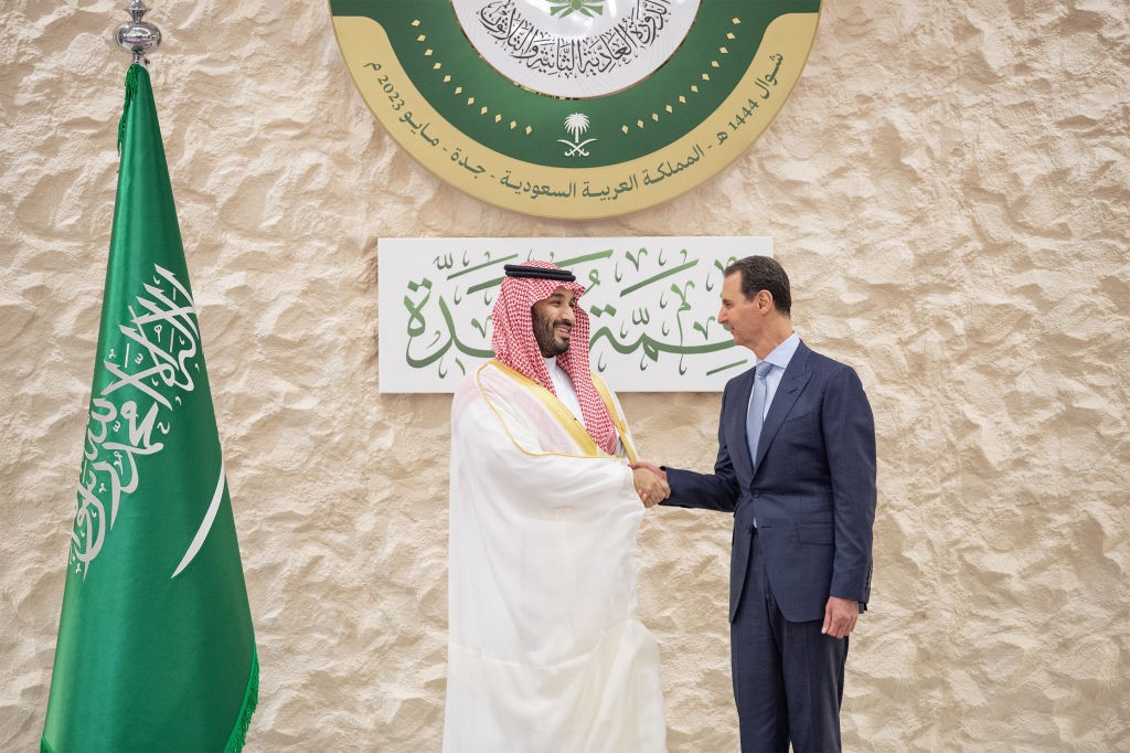  Thái tử Saudi Arabia bắt tay Tổng thống Syria Bashar al-Assad (Nguồn: Reuters)
