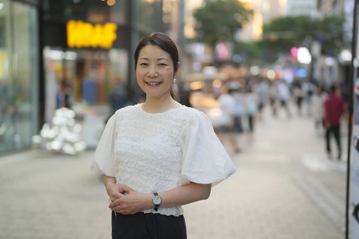 Người Hàn Quốc, Nhật Bản học cách nói chuyện điện thoại và cười sau đại dịch Covid-19