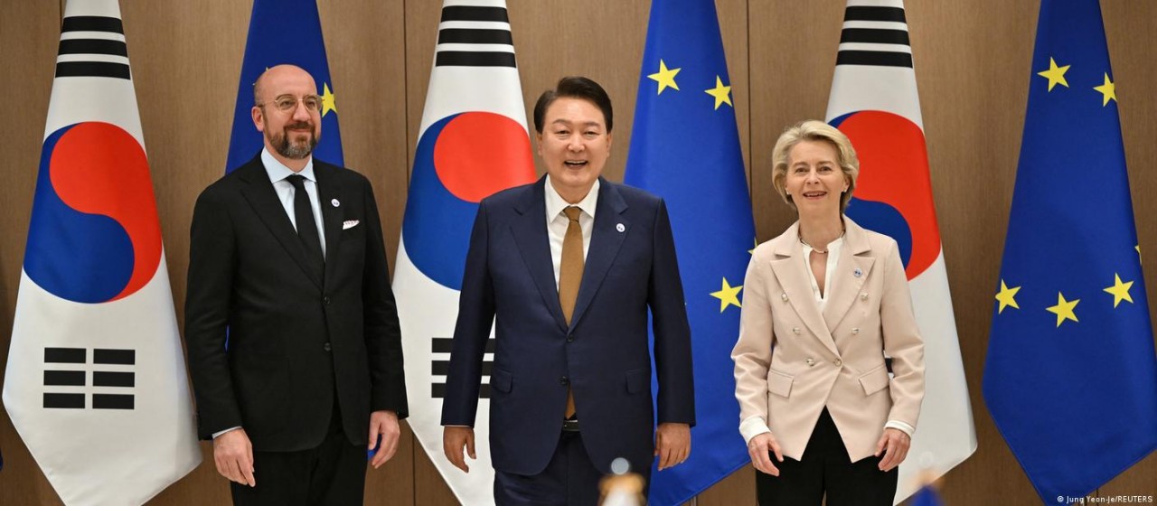 Tổng thống Hàn Quốc Yoon Suk Yeol, Chủ tịch Ủy ban châu Âu Ursula von der Leyen và Chủ tịch Hội đồng châu Âu Charles Michel chủ trì Hội nghị thượng đỉnh EU-Hàn Quốc tại thủ đô Seoul ngày 22/5. (Nguồn: DW)