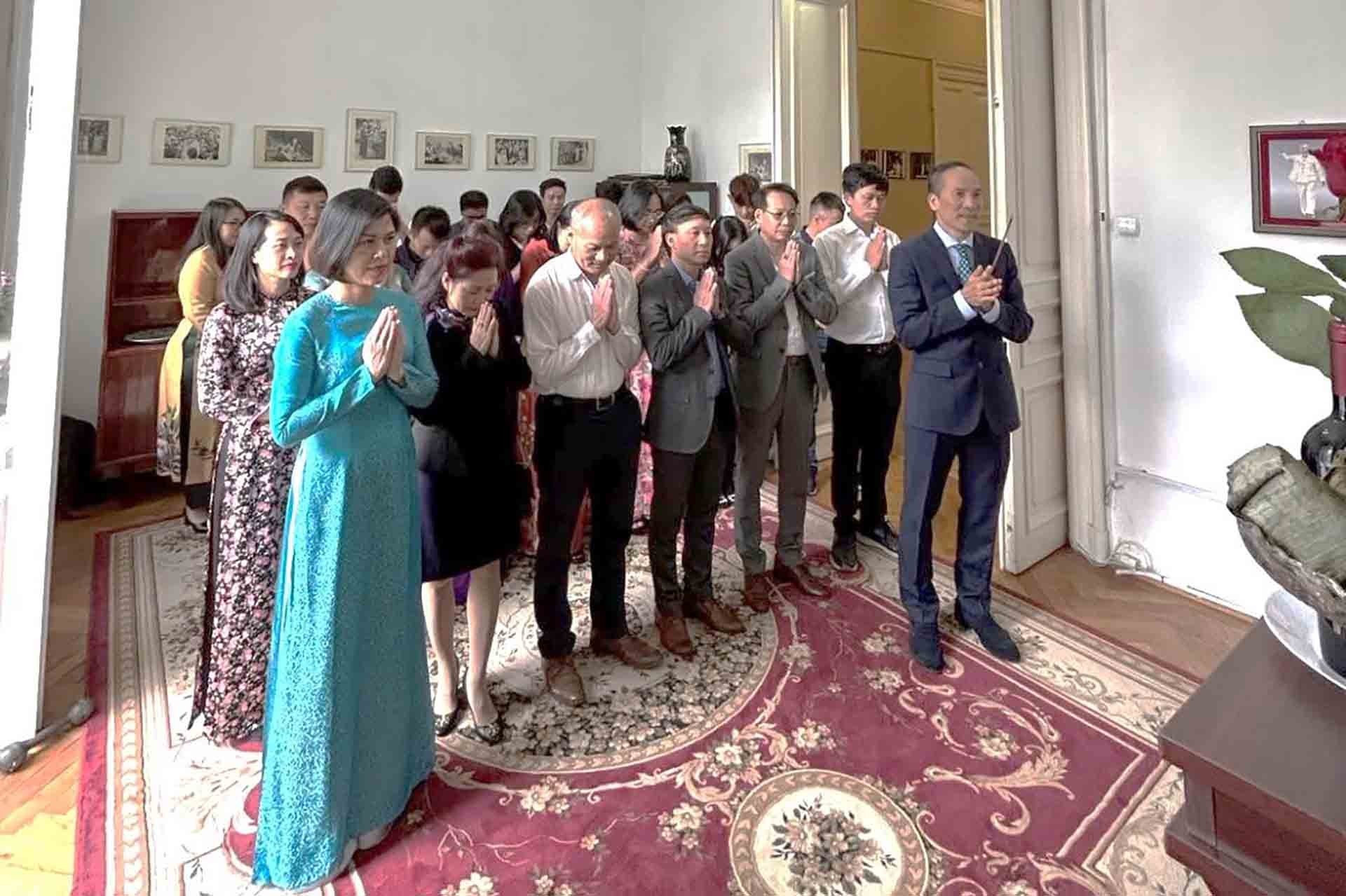 Cán bộ, nhân viên Đại sứ quán cùng đại diện cộng đồng,  sinh viên dâng hương tưởng niệm Chủ tịch Hồ Chí Minh .
