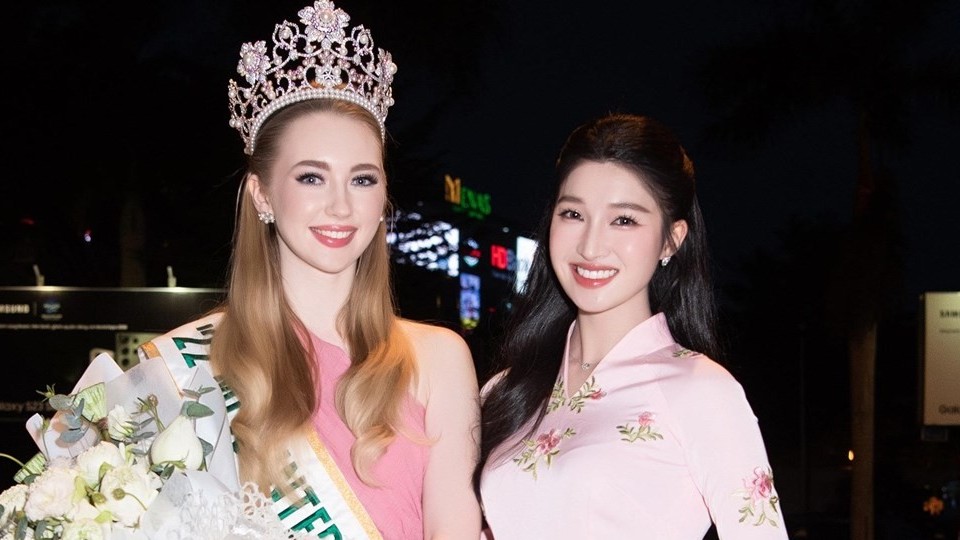 Á hậu Nguyễn Phương Nhi ngọt ngào cùng áo dài sắc hồng đón Miss International 2022