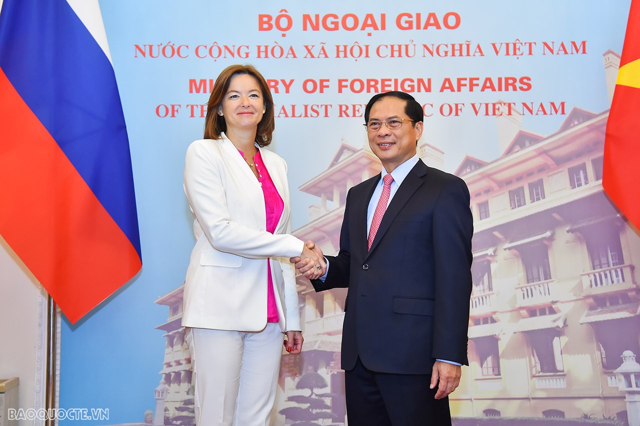 Tháp tùng Phó Thủ tướng, Bộ trưởng Tanja Fajon lần này có một đoàn doanh nghiệp bạn. Slovenia cũng đang thúc đẩy Lãnh sự danh dự tại Thành phố Hồ Chí Minh. Qua đó có thể thấy, Slovenia mong muốn những tiến triển mới trong hợp tác kinh tế thương mại với đầu tàu kinh tế Việt Nam nói riêng và cả Việt Nam nói chung.