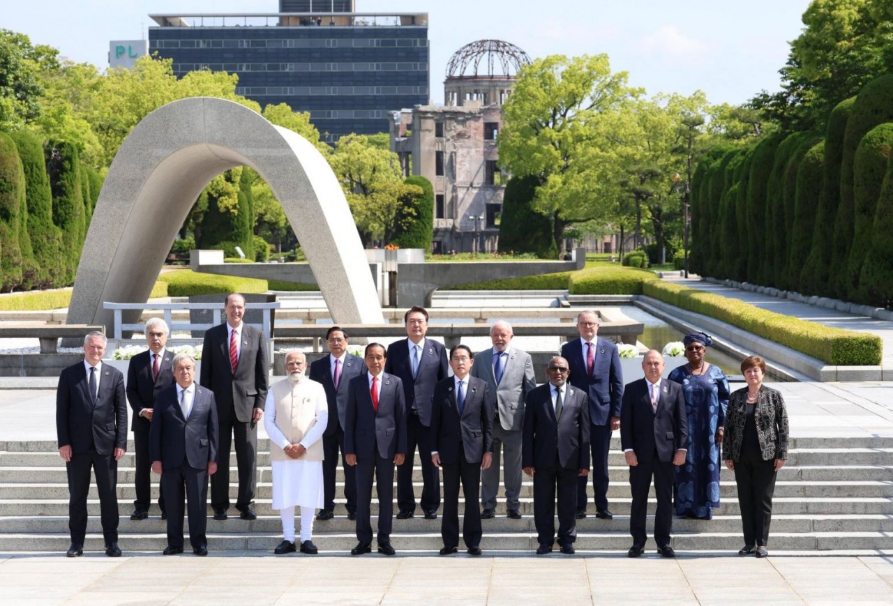 Các nhà lãnh đạo dự Hội nghị tượng đỉnh G7 tham hăm Bảo tàng Tưởng niệm hòa bình Hiroshima ngày 21/5. (Nguồn: Kyodo)